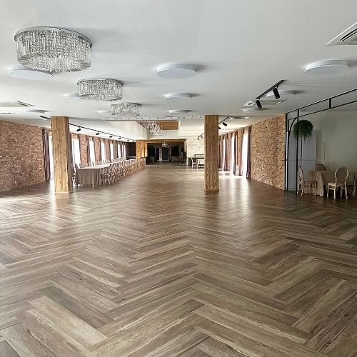 Sala weselna Villa Mamma Warszawa i okolice - ujęcie ogólne z widokiem na eleganckie stoły i parkiet 130 m²