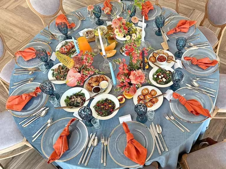 Eleganckie nakrycie stołów weselnych – Villa Mamma · zakręcone stoły Serpentine Tables