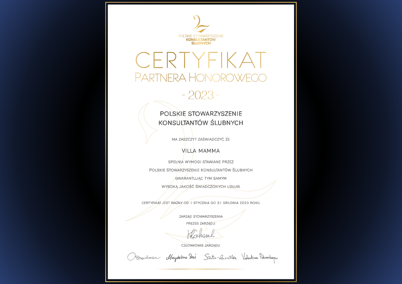Oficjalny certyfikat potwierdzający tytuł: Villa Mamma Nadarzyn jako Partner Honorowy PSKŚ 2023 w kategorii Obiekt weselny. Dokument wystawiony przez Polskie Stowarzyszenie Konsultantów Ślubnych. Najwyższe wyróżnienie w polskiej branży ślubnej.