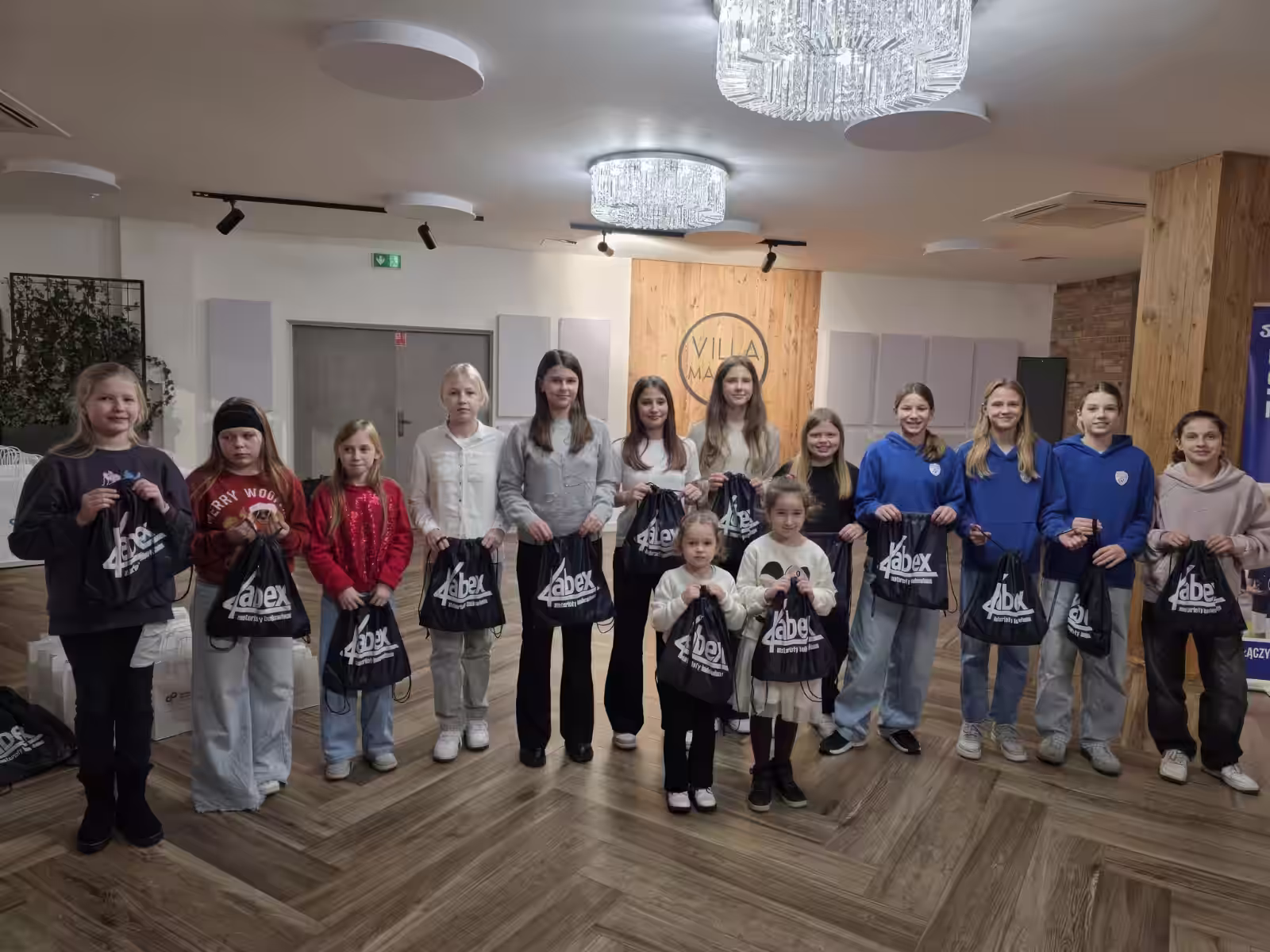 Młode piłkarki Akademii Milan Sport z upominkami świątecznymi od Kabex – Wigilia 2025 Villa Mamma Nadarzyn