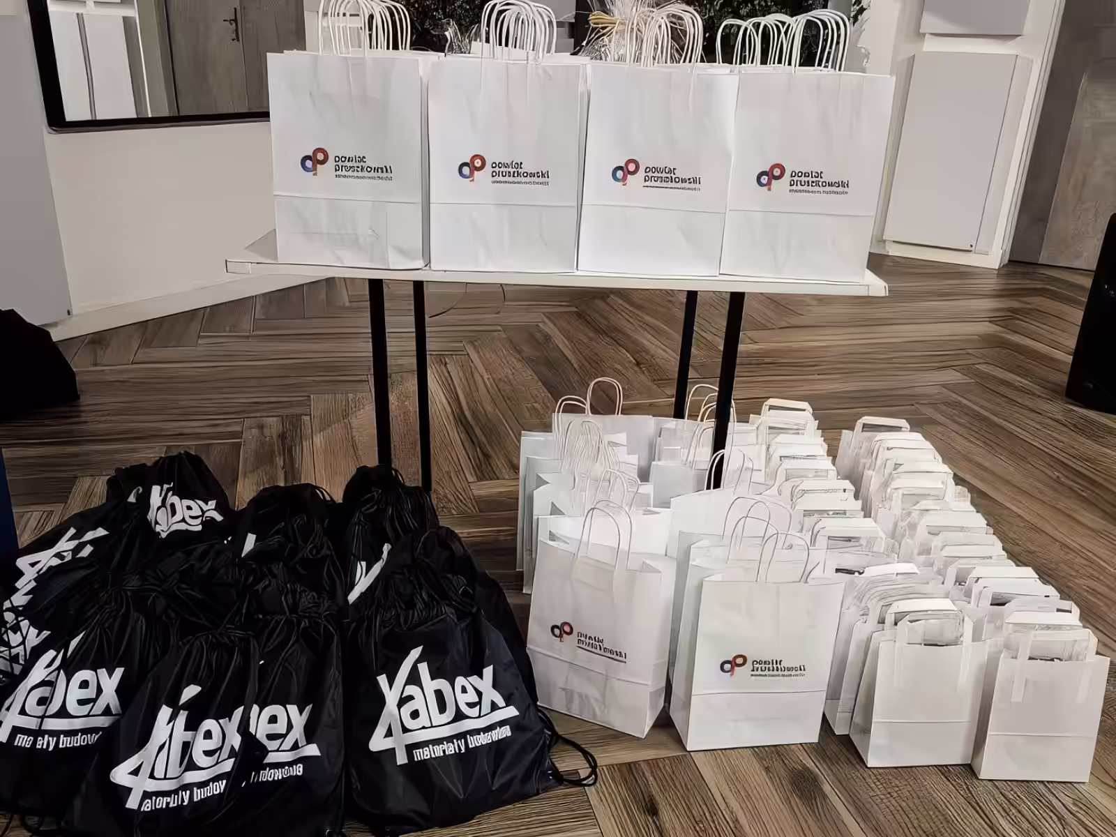 Upominki świąteczne od sponsora Kabex dla zawodników Akademii Milan Sport – Wigilia 2025 Villa Mamma Nadarzyn