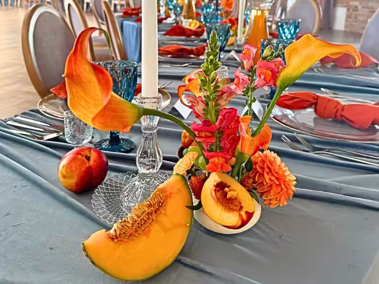 Dekoracja weselna fine dining - melon, kalie, dalie, świece Villa Mamma Nadarzyn