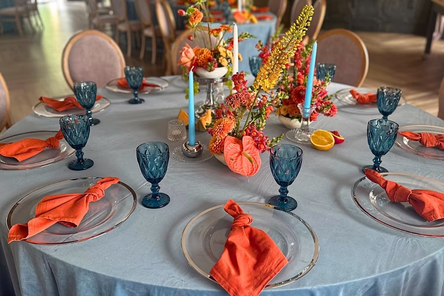 Sala weselna Pruszków – przestronny parkiet jodełka 130m², żyrandole kryształowe, ściany z cegły – Villa Mamma 8 km od Pruszkowa