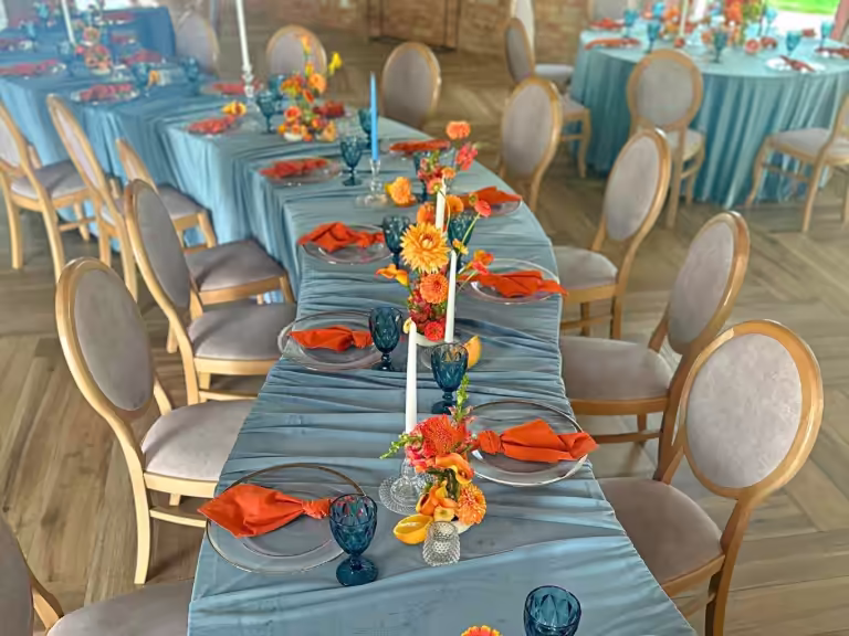 Zakręcone stoły weselne (serpentine tables) mieszane z okrągłymi - widok sali Villa Mamma Nadarzyn
