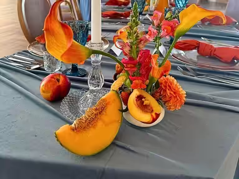 Fine dining decoration at unique wedding venue – melon, calla lilies, dahlias, candles Villa Mamma Nadarzyn