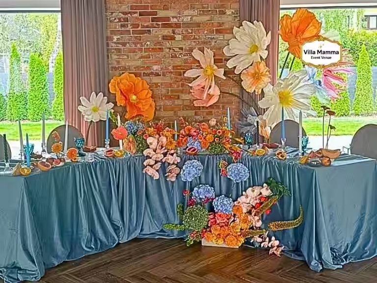 Sweetheart table with XXL paper flowers – wedding venue near Warsaw Villa Mamma Nadarzyn