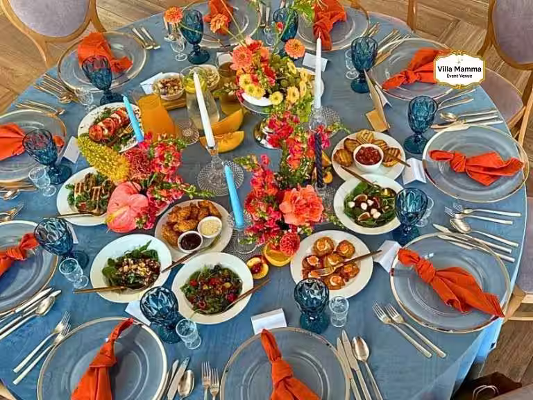 Round wedding table premium setting at unique wedding venue Warsaw – blue tablecloths, orange napkins Villa Mamma