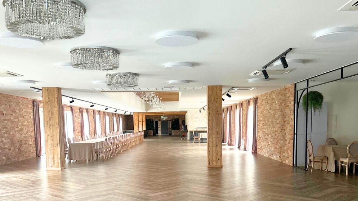 Ile kosztuje wesele na 150 osób? Eleganckie nakrycie stołu weselnego Villa Mamma Nadarzyn - kieliszki kryształowe, serwetki, zastawa