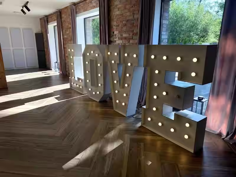 Podświetlany napis LOVE jako atrakcja weselna — sala bankietowa Villa Mamma Nadarzyn na 220 osób