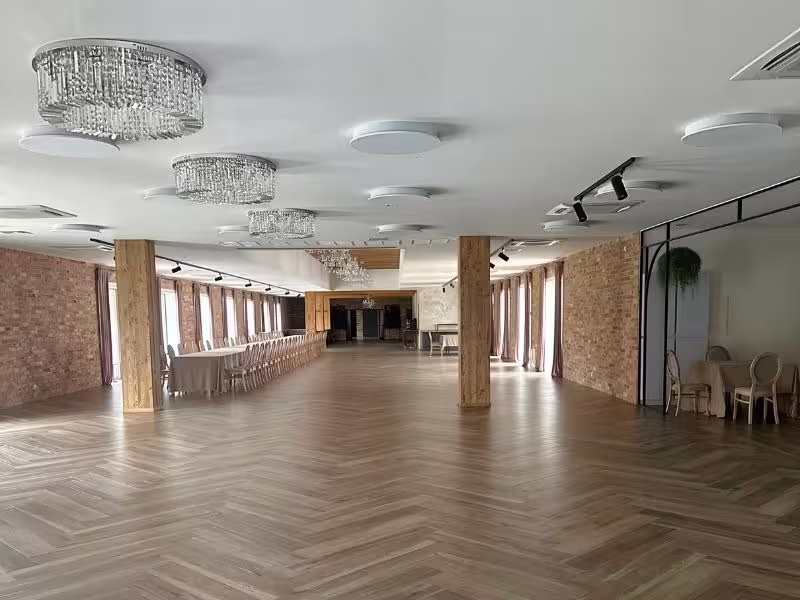 Stół pary młodej - kaskadowa dekoracja florystyczna z zielenią i pomarańczami, ściana z cegły, sala weselna pod Warszawą Villa Mamma