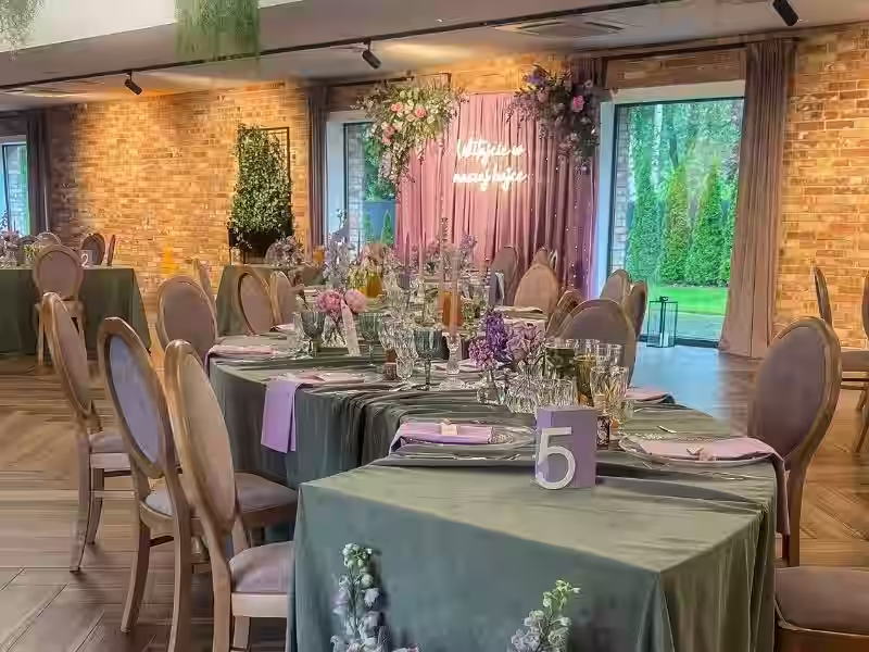 Sale weselne Warszawa i okolice - stoły serpentine z lawendową numeracją i neonem Witajcie w naszej bajce, Villa Mamma Nadarzyn