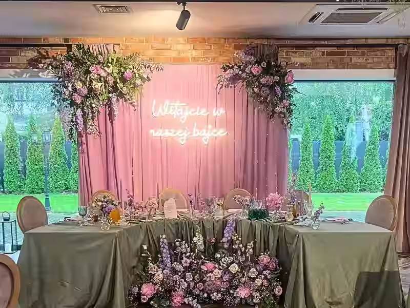 Sala weselna Warszawa - stół serpentine z neonem Witajcie w naszej bajce i ścianką kwiatową, Villa Mamma Nadarzyn