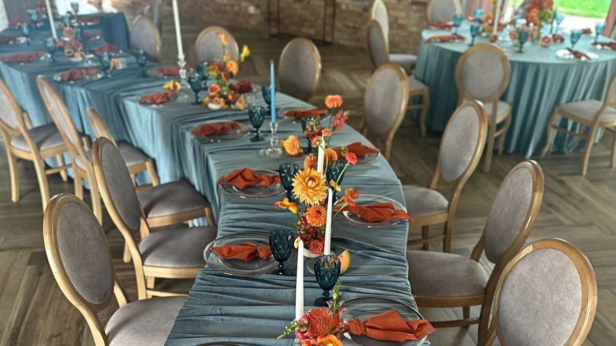 Plan stołów wesele 2026: serpentine tables + stół crescent pary młodej, parkiet 130 m² – Villa Mamma Nadarzyn 20 km Warszawa