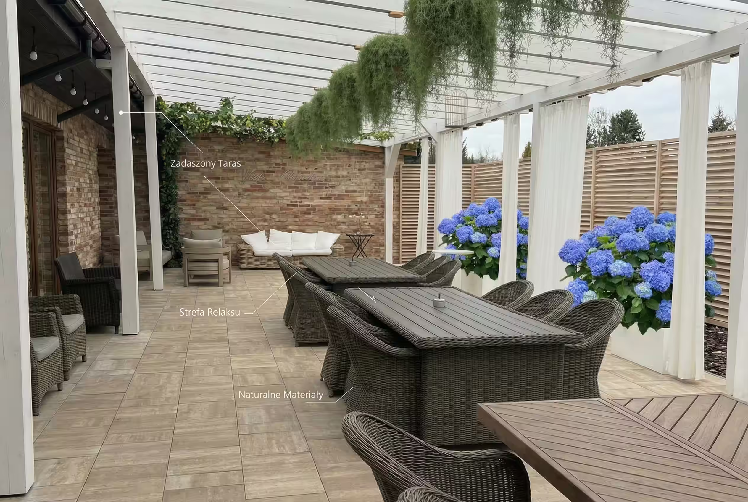 Taras weselny zadaszony – strefa relaksu Villa Mamma · meble rattanowe · hortensje
