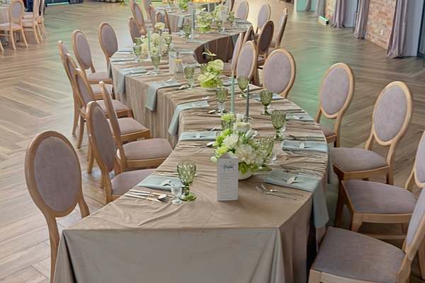 Kryształowe żyrandole nad stołami na imprezie Kasi i Marcina, Villa Mamma