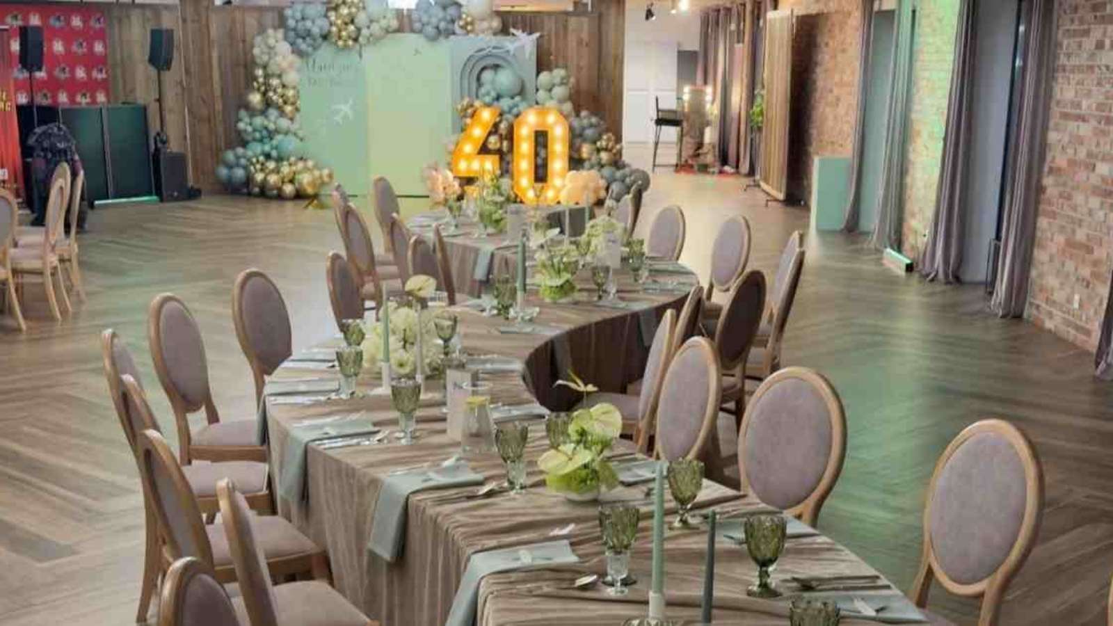 Serpentine tables na 40. urodziny pod Warszawą - Villa Mamma Nadarzyn