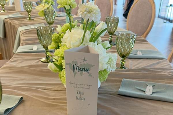 Białe anturium i zielony wiburnium w wazie ceramicznej, personalizowana winetka na stole 40-latków