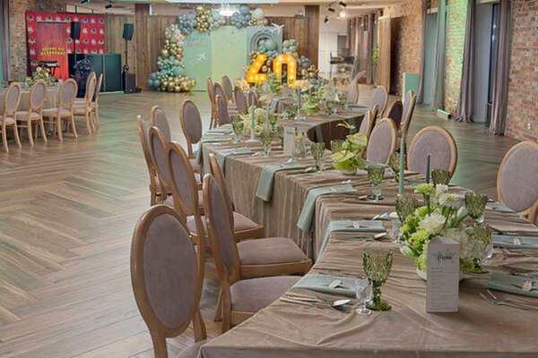 Dwie serpentine stoły na 50 gości z białymi kwiatami, Villa Mamma 40 urodziny