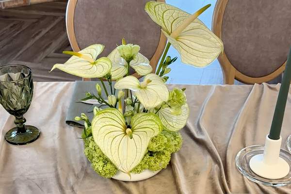 Elegancki bukiet anthurium na imprezie Kasi i Marcina, dekoracja Cheers and Love