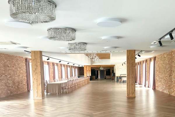 Pusta sala Villa Mamma Nadarzyn przed aranżacją na 40 urodziny, cegła i parkiet
