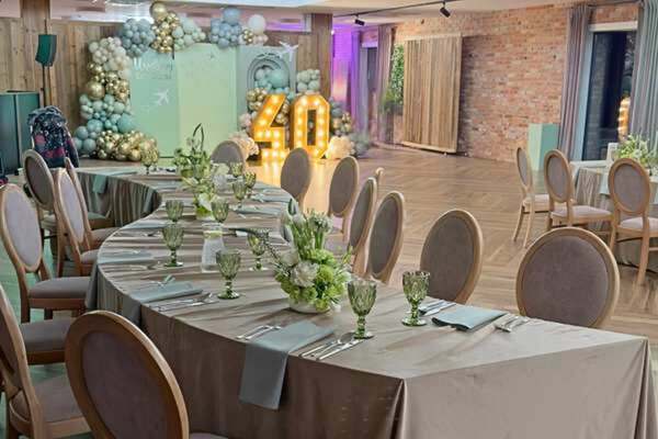 Wieczorna atmosfera na 40 urodzinach, zielone oświetlenie ścian, premium event